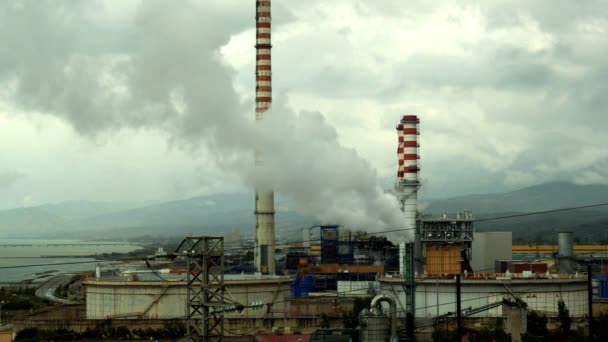 Βιομηχανικό Εργοστάσιο Τεράστιο Καπνό Την Έννοια Της Παγκόσμιας Ρύπανσης — Αρχείο Βίντεο