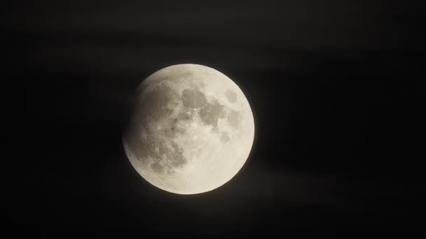 Flygplan Med Spår Tecknet Fullmånen Vid Partiell Lunar Eclipse — Stockvideo