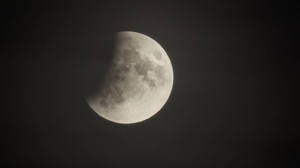 Samolot Contrails Czcionki Pełni Księżyca Przy Częściowym Zaćmieniu Księżyca — Wideo stockowe