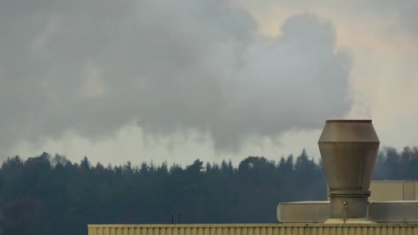 化学工厂的烟囱中烟气 空气污染 — 图库视频影像