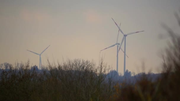 Strommasten Windräder Kraftwerk — Stockvideo