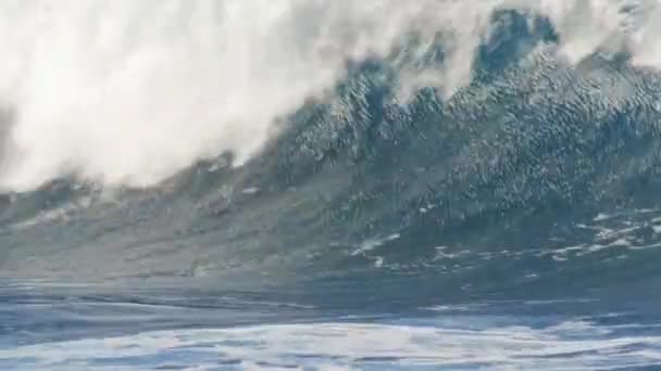 Драматичні Хвилі Води Розщеплюються Розбиваються Скелях — стокове відео