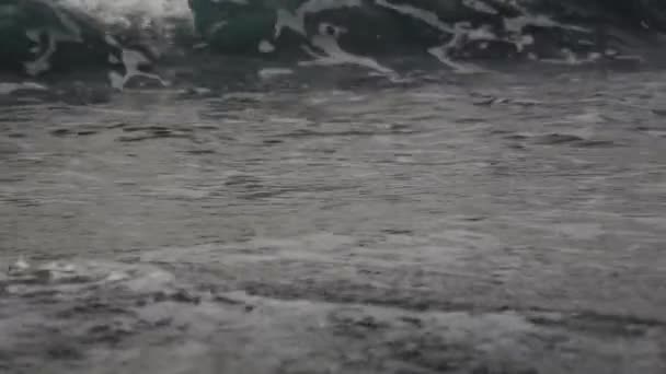 Dramáticas Olas Agua Salpicando Estrellándose Contra Rocas — Vídeo de stock