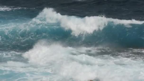 Драматические Волны Воды Плескаются Разбиваются Скалы — стоковое видео
