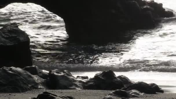 Dramatik Dalgaları Sıçrıyor Kayalara Çarpıyor — Stok video