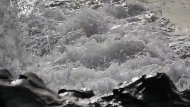 바위에 대하여 부수고는 그리고 충돌하는 극적인 — 비디오