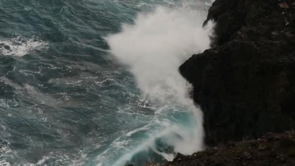Beautiful View Sea Waves Breaking Rocky Cliffs — Stock Video