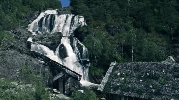 Huge Waterfall Ancient Hut Front Norway — Vídeos de Stock