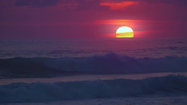 带有冲浪运动员的史诗般的红色夕阳西下 — 图库视频影像