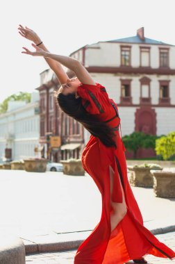 Kırmızı elbiseli hoş bir kadın dönüş yapıyor.