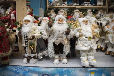 Noel Baba 'nın Noel oyuncakları ellerinde hediyelerle ayakta duruyor.