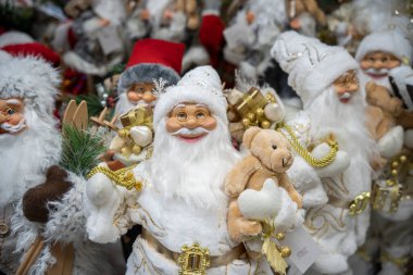 Noel oyuncağı Noel Baba elinde hediyelerle