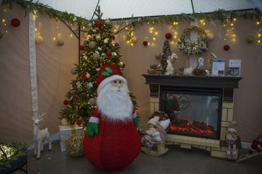 Alışveriş merkezinde Noel yeri var.