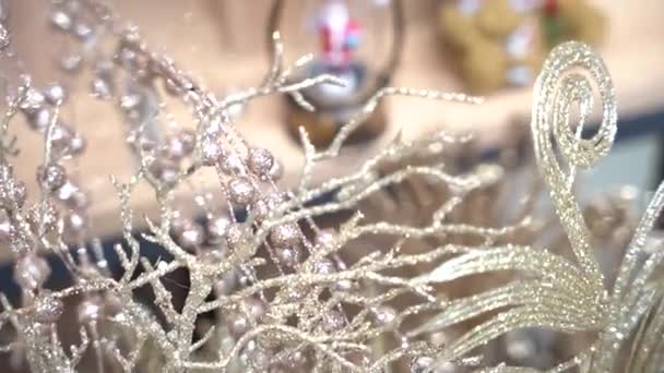 Kerst Glazen Decoratie Met Santa Beeldje Staat Tafel — Stockvideo