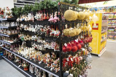  Noel süsleriyle dolu bir sürü koridor.