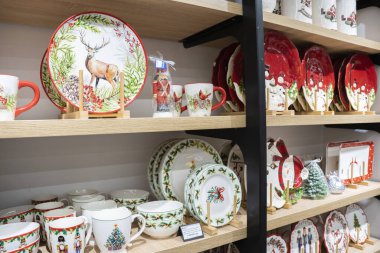  Raflarda bir sürü Noel yemeği var.