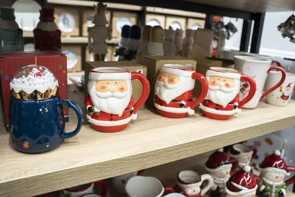 Birkaç Noel Baba kupası rafta duruyor.