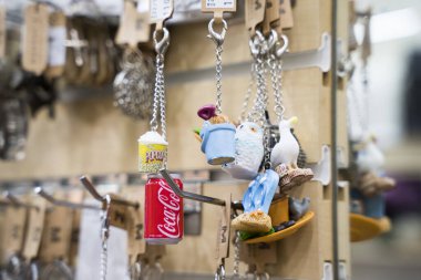 İndirimde el yapımı anahtarlıklar var.