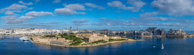 Valletta, Malta 'dan Manoel Kalesi ve Sliema' nın panoramik manzarası