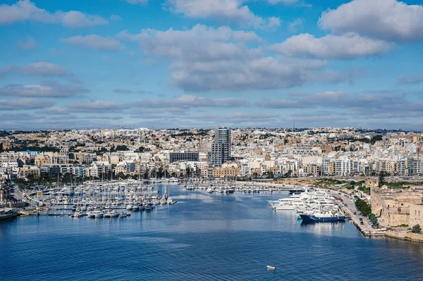 Modern binaları ve Malta 'da yelkenli tekneleri olan Sliema limanı