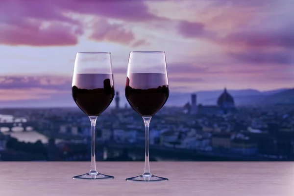 Segelas Anggur Merah Dengan Pemandangan Matahari Terbenam Pusat Kota Florence Stok Lukisan  