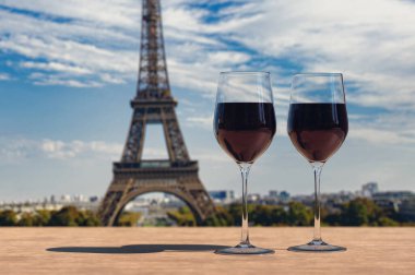 Eyfel Kulesi 'nde iki kadeh şarap ve Paris silüeti.. 