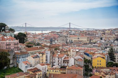 Lizbon 'un eski şehri ve 25 Nisan Köprüsü, Portekiz