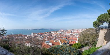 Lizbon 'un Lizbon, Portekiz' deki eski kasaba ve Baixa bölgesi manzarası