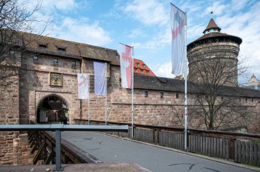 Nuremberg eski kent duvarı ve Almanya 'nın Nuremberg kentindeki kadın kapı kulesi