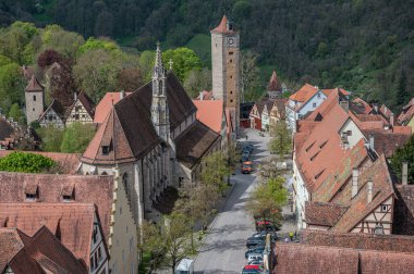 Almanya 'nın Rothenburg ob der Tauber şehrinin yukarısından. Kale kapısı ve Franziskanerkirche manzarası.
