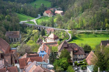 Çifte Köprü ile Almanya 'da Rothenburg ob der Tauber' in hava görüntüsü. Tauber Nehri üzerindeki tarihi köprü.