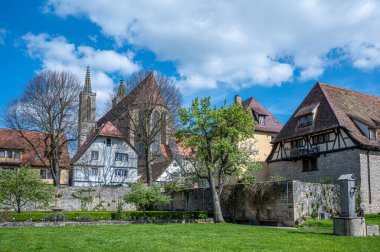 Almanya 'nın Rothenburg ob der Tauber şehrinde güneşli bir bahar günü