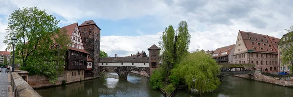 德国纽伦堡佩尼茨河上覆盖着的中世纪桥的全景 吊人桥 — 图库照片