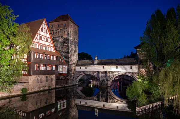 Gamla Medeltida Bron Natten Över Floden Pegnitz Nürnberg Tyskland Hangmanbron — Stockfoto