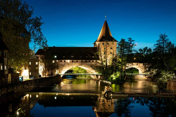 Ponte Medieval Antiga Sobre Rio Pegnitz Noite Nuremberga Alemanha Torre — Fotografia de Stock