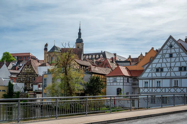 德国班贝格历史古城 有桥梁和半木结构房屋 — 图库照片