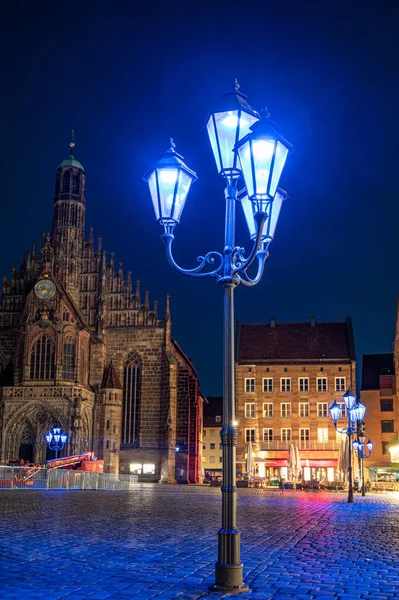 Kék Utcai Lámpák Nürnbergi Frauenkirche Előtt Kék Éjszaka 2023 — Stock Fotó