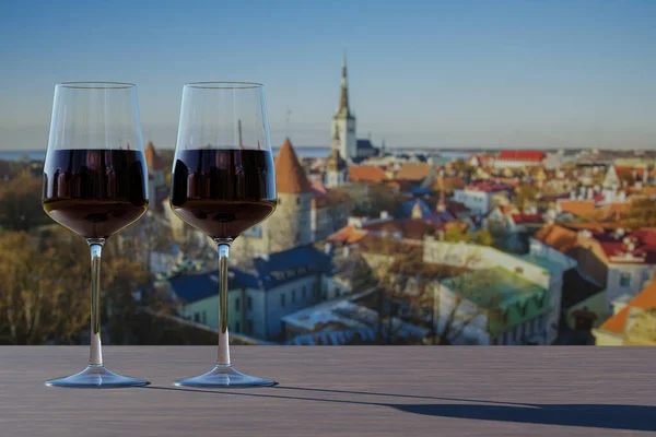 Dois Copos Vinho Tinto Com Vista Para Tallinn Old Town — Fotografia de Stock