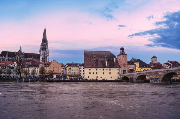 Jembatan Batu Abad Pertengahan Tua Dan Kota Tua Bersejarah Regensburg Stok Lukisan  