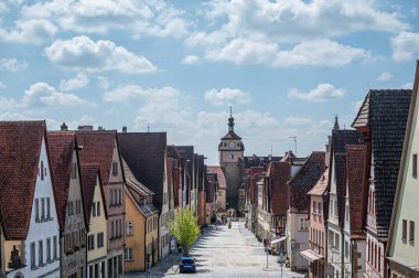Almanya 'da Rothenburg ob der Tauber' de kulesi olan bir sokak.
