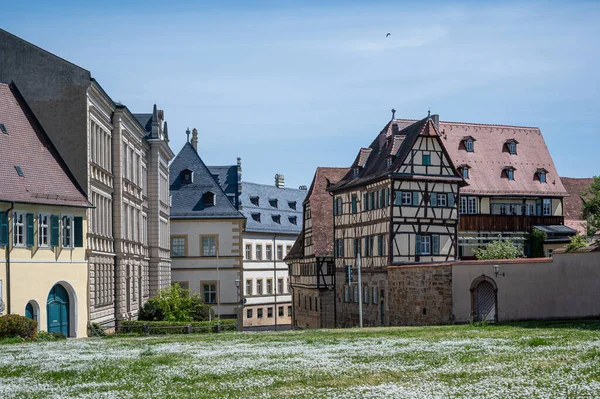 Zöld Rét Németországi Bambergben Található Fűrészáru Keretező Házak Előtt — Stock Fotó
