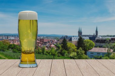 Tarlaların panoramik manzarasında bir bardak light bira ve Almanya 'nın tarihi Bamberg kenti