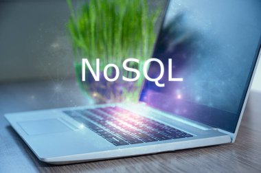 Dizüstü bilgisayara ve kod arka planına karşı NoSQL yazıtları. NoSQL öğren, bilgisayar kursları, eğitim.