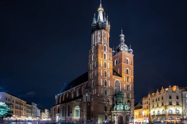 Krakow, Polonya 'da gece St. Mary Bazilikası