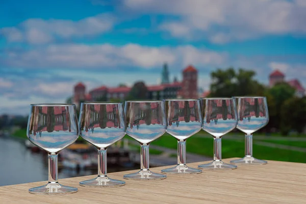 Lengyel Vodka Készlet Asztalra Előtt Wawel Vár Krakkóban Lengyelország Stock Kép