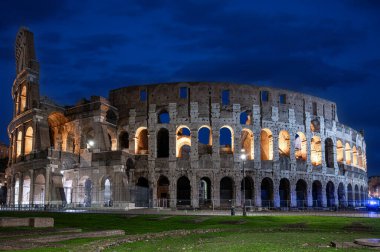 Görkemli Roma Kolezyumu İtalya 'da gece gökyüzüne karşı aydınlandı.