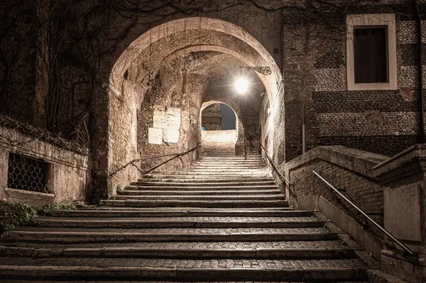 Πέτρινες Σκάλες Καμάρα Στη Ρώμη Ιταλία Μικρό Μυστικό Δρομάκι Φωτογραφία Αρχείου