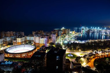 İspanya, Malaga 'da muhteşem bir gece manzarası