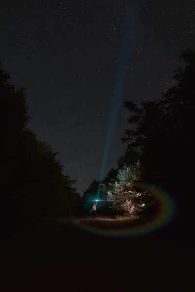 美丽的夜空 星光灿烂 一个孤身一人站在山上 拿着一盏灯的轮廓 蓝色的银河和人在山上 星系背景和一个人的轮廓 — 图库照片