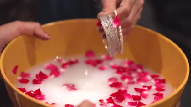 Tradiční Indický Hinduistický Svatební Obřad Před Svatým Ohněm Chrámu Nevěsta — Stock video